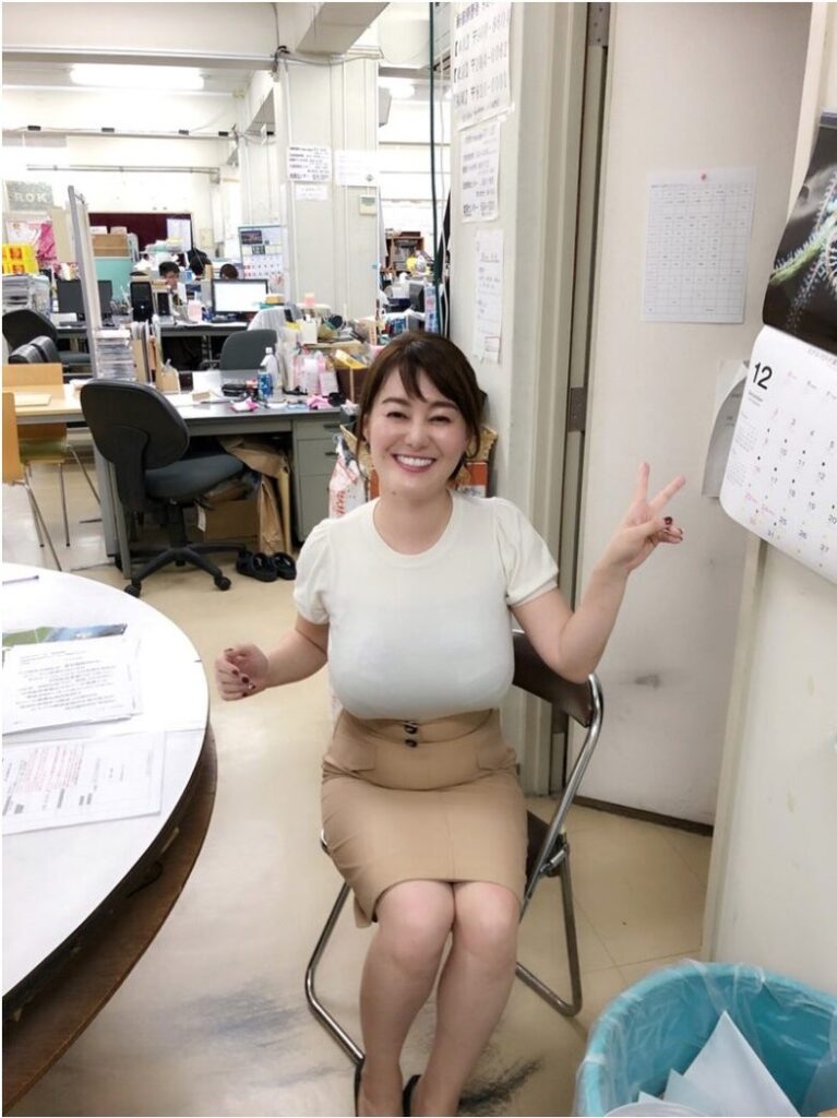 【衝撃の美人アナ】竹中知華さん アイキャッチ画像 椅子に腰掛けピース
