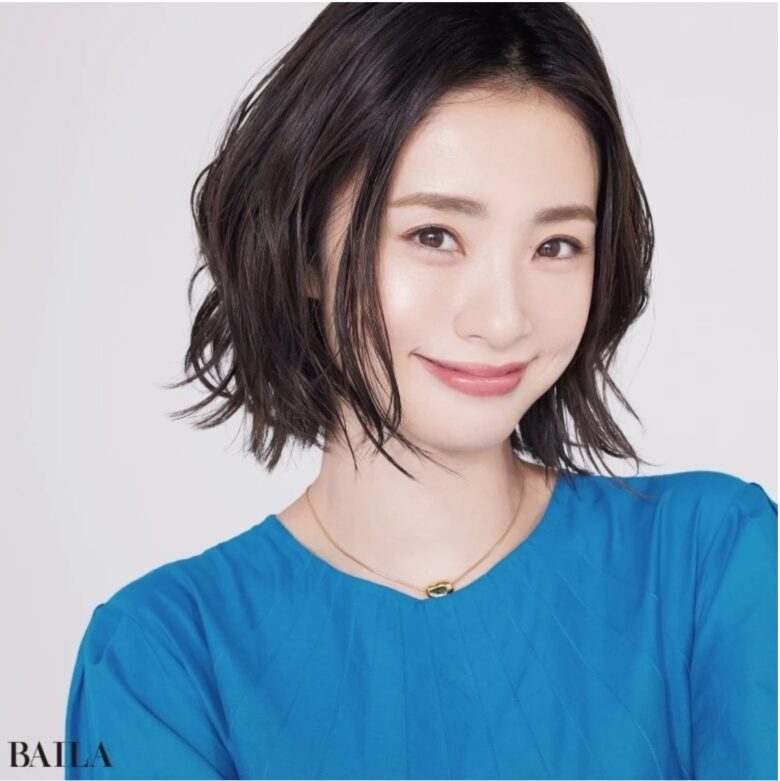 BAILAから引用　青ニット 上戸彩